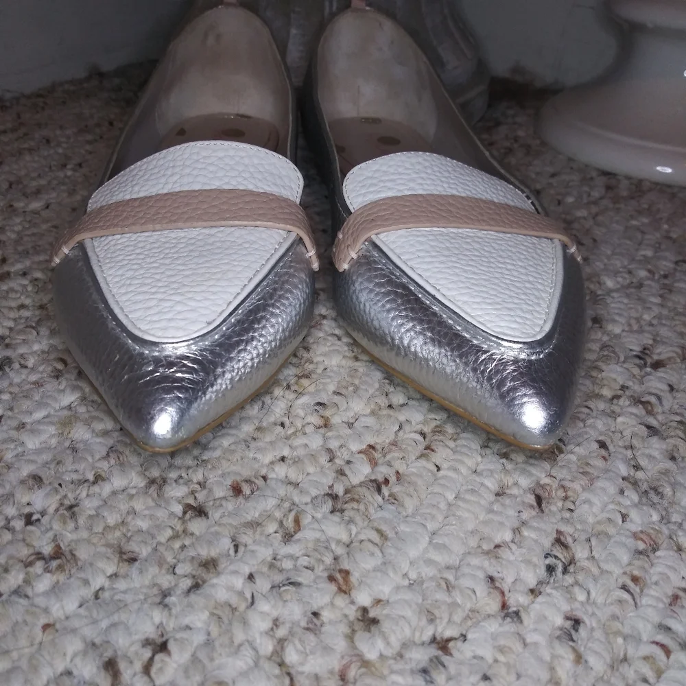 Boden Cordelia Silver & White Pebbled Leather, Color Blocked Pointed Toe Loafers - Picture 4 of 8